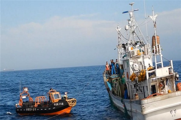 부산선적 어선 H호가 구조되고 있는 모습. 출처:동해어업관리단