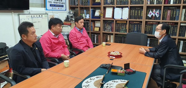 정동만 국회의원과 김정우 전군의회 의장이 기장향교에 방문하여 현안에 대해 담화하는 모습이다.