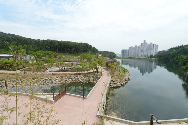 기장읍에 위치한 사라수변공원 모습.