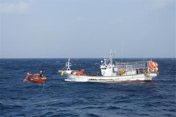 표류 중인 통발어선을 동해어업관리단원들이 예인하고 있다. 출처:동해어업관리단