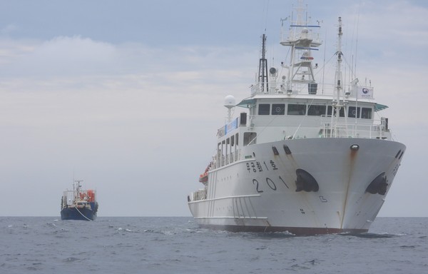 동해어업관리단의 무궁화1호가  통발어선을 구조해 예인하고 있다. 출처 동해어업관리단