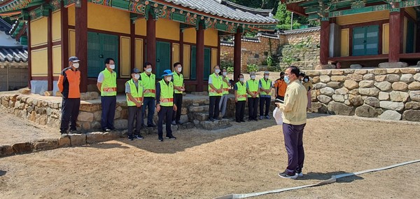 8월19일 목요일 하오14시에 실시된 하계 재난재해 예방 훈련을 실시 하여 기장군청 관계자가 참석하여 설명하는 모습이다.