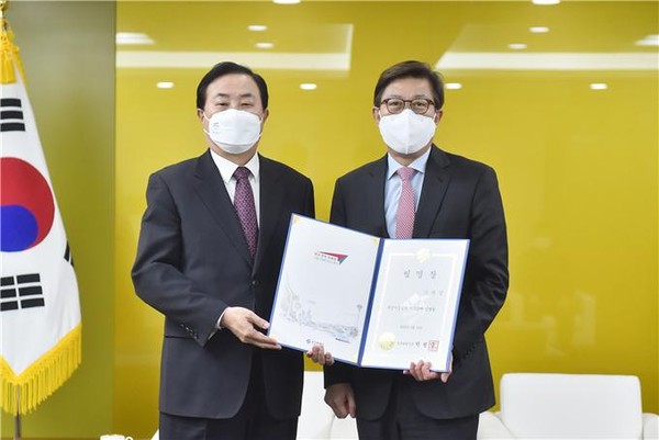 2월 16일 박형준 부산시장이 이해성 전 한국조폐공사 사장에게 부산시설공단 이사장 임명장을 전달하고 있다.